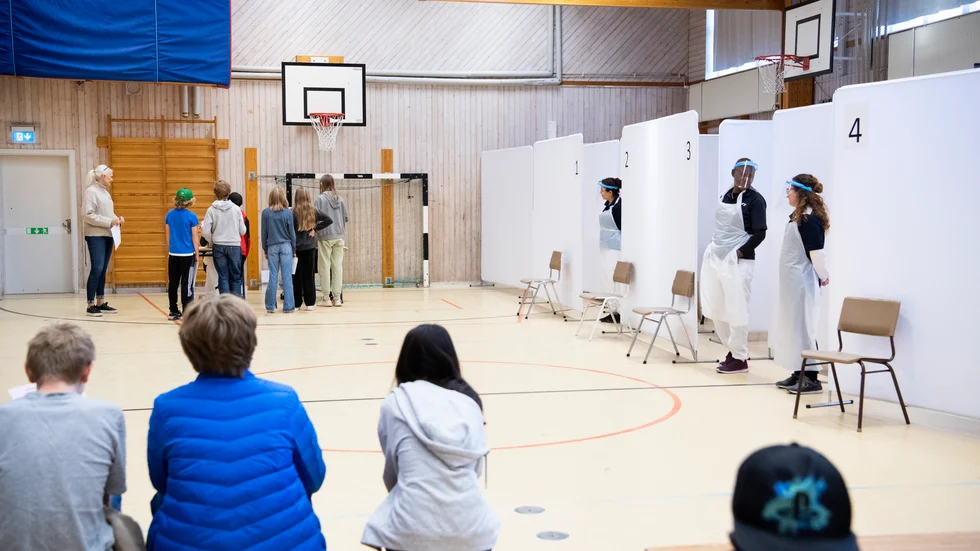 Så här såg det ut på en svensk skola när några gymnasieelever fick första vaccindosen.
