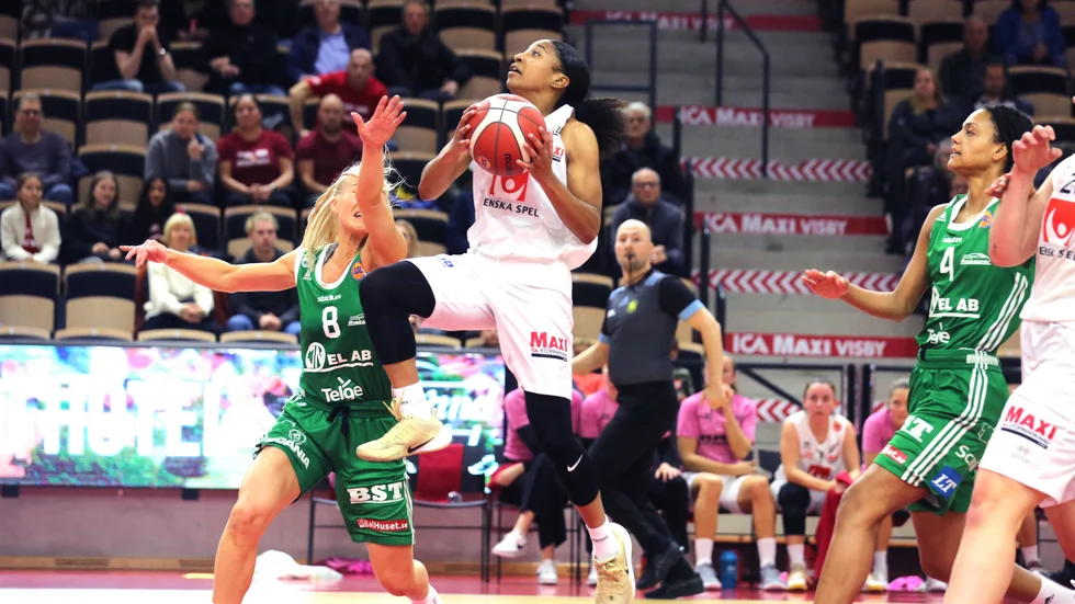 Davion Wingate driver mot korgen i hemmamatchen mot Södertälje. Med henne i laget har Jessica Kelliher fått sällskap som storskytt, vilket bidragit starkt till Visby Ladies fina start på säsongen.