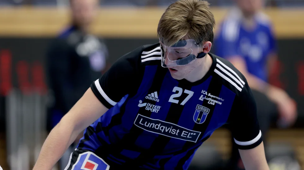 Max Sjöman spelade trost bruten näsa och han gjorde det med ett specialskydd som ska klara ytterligare en smäll.