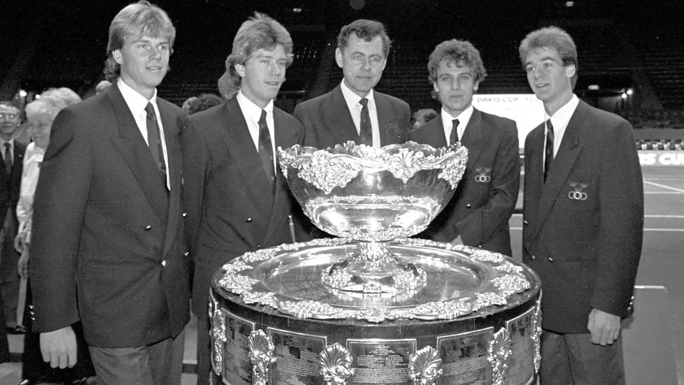 Det svenska Cavis Cup-laget som vann titeln 1987. Förbundskapten Hasse Olsson i mitten tillsammans med (fr v) Stefan Edberg, Joakim Nyström, Mats Wilander och Anders Järryd.