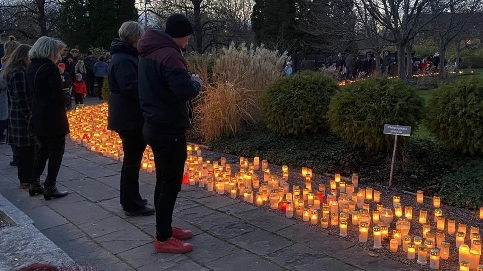 Många hade sökt sig till minneslunden på gamla kyrkogården i Uppsala på lördagskvällen.