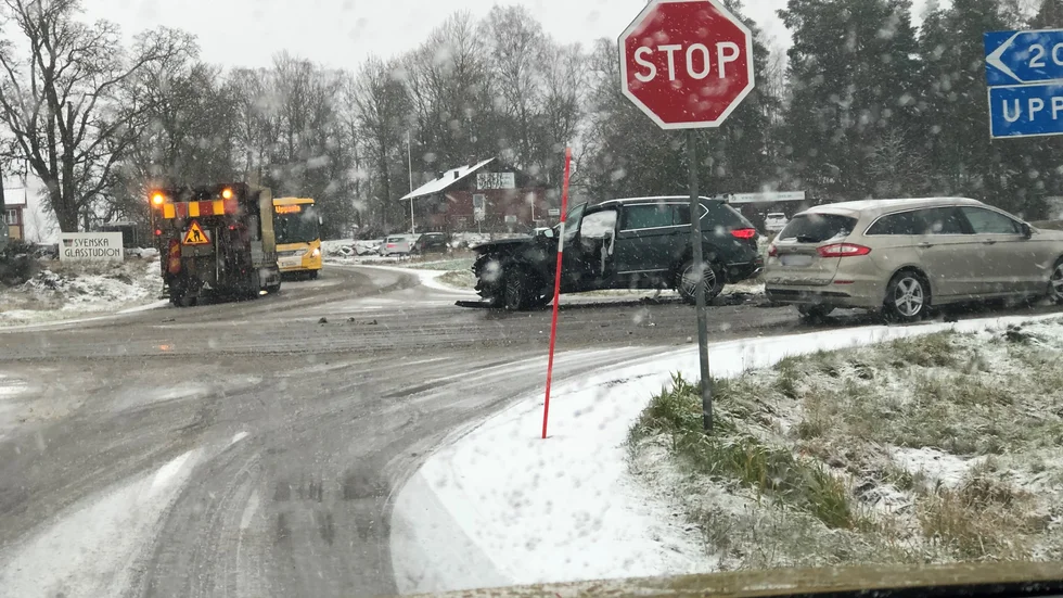 Två personbilar kolliderade på väg 282 under tisdagen.