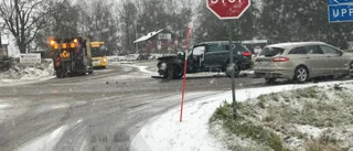 Två personbilar i krock på väg 282