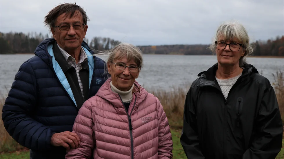 Regnborna Lars Dahl, Bia Dahl och Christina Lunqvist vill skydda sitt område från vindkraftverk. 
