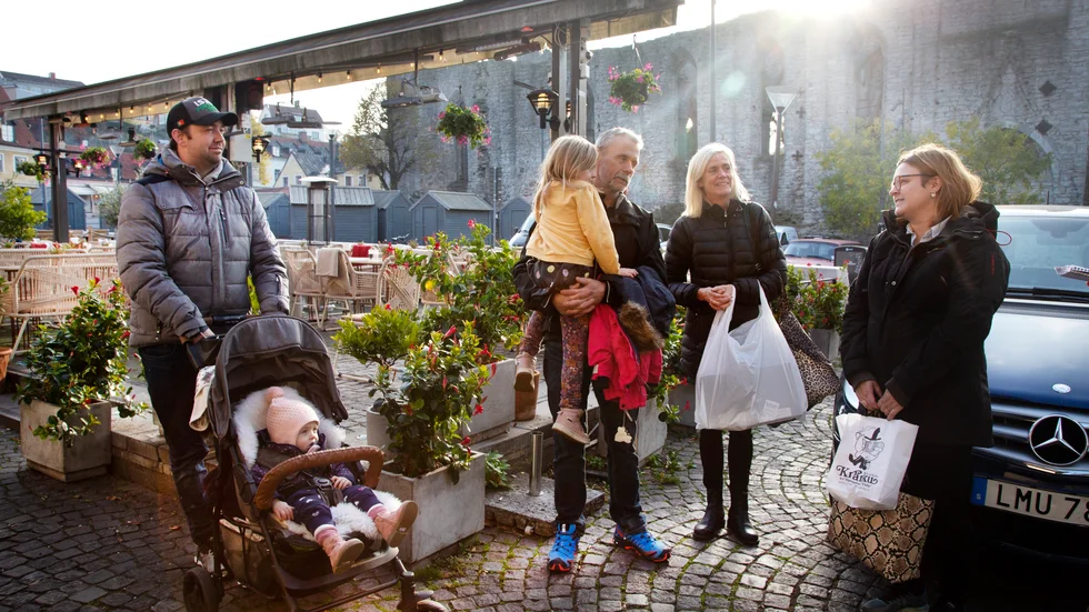 Familjen Bäckman från Dalarna var på fredagen på jakt efter ett lunchställe någonstans i innerstaden. Jonas Bäckman skjuter barnvagnen där han och Malins dotter Lily sitter. I mitten står Jonas föräldrar Per och Kicki tillsammans med barnbarnet Ella.