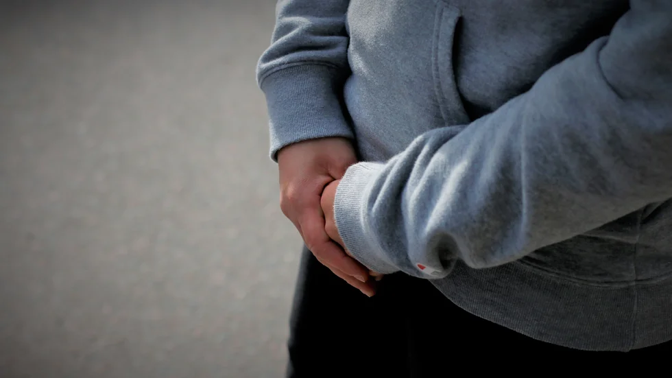 Rektorerna på skolan menar att de inte fick information om att det ska ha skett sexuella kränkningar på arbetstid. "De låtsas som att de vet mindre än vad de egentligen gör", säger fritidsledaren.
