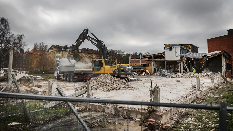 Här rivs "hus B", som tidigare var en del av Fyrisskolan, för att bereda plats för exklusiva bostäder. Rivningen är högljudd och för även med sig starka och störande lukter, säger elever och lärare vid Fyrisskolan. 
