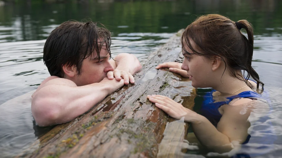Ferdia Walsh-Peelo och Emilia Jones i en scen från Coda.