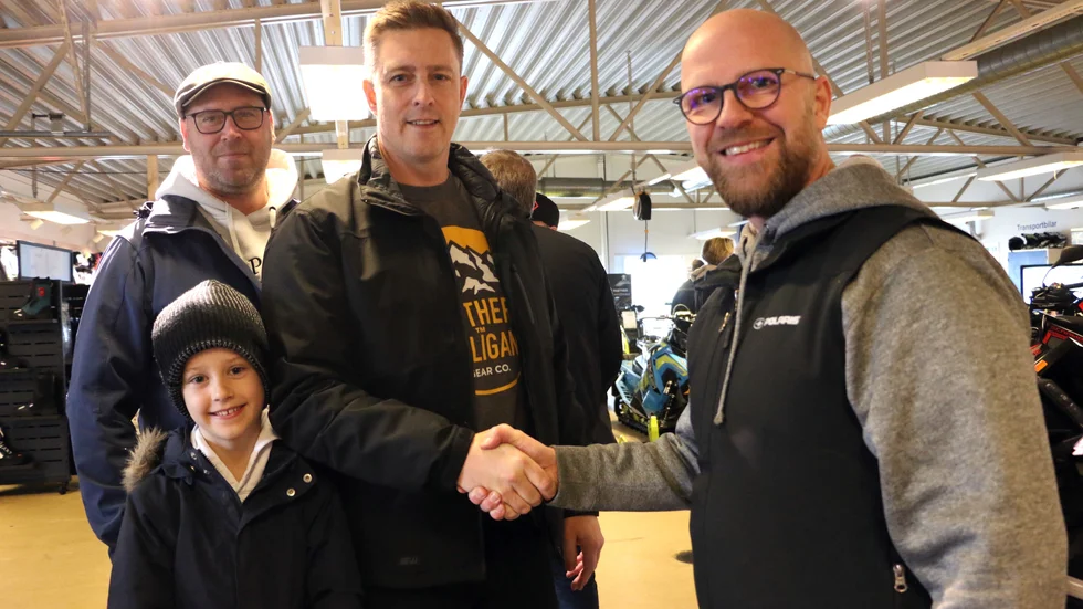 Bröderna Urban och John Lidman med sonen Eliah klippte till på en Polaris Switchback Assault, vilket gjorde säljaren Ulf Löfgren nöjd.