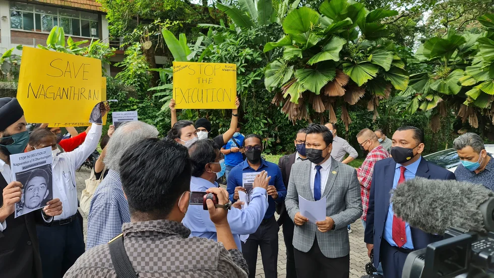 Motståndare mot dödsstraffet demonstrerar utanför Malaysias parlament i Kuala Lumpur.
