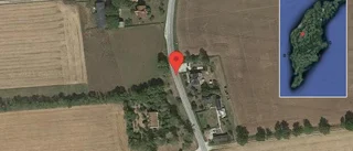 Olja på vägen stör trafiken på väg 142