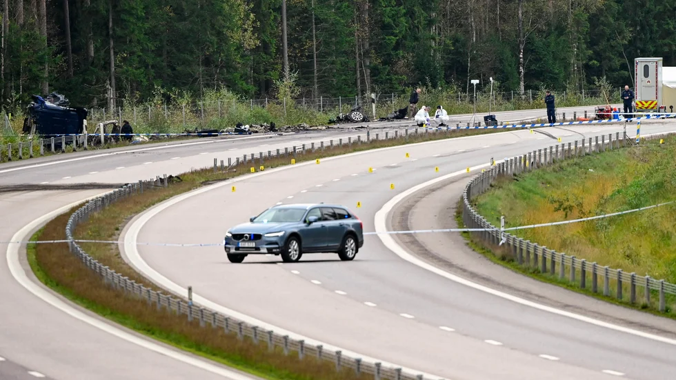 Polisens kriminaltekniker arbetar på olycksplatsen på E4 vid Markaryd där konstnären Lars Vilks, 75, och två poliser omkom när fordonet de färdades i krockade med en lastbil på söndagseftermiddagen.