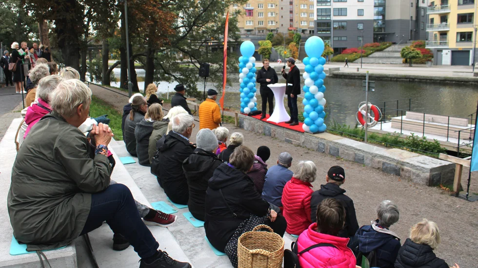 Många åskådare tog sig till invigningen på lördagsförmiddagen. Folkmassan ringlade sig lång på båda sidor om läktaren. På scen står Johan Wiking, konstnären bakom statyn "Harry" i Tinnerbäcken.
