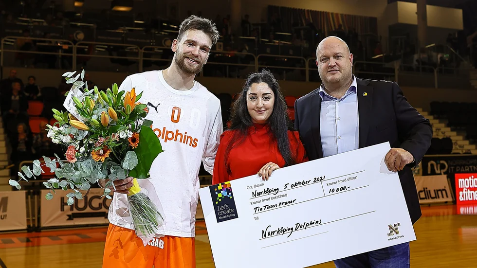 Kommunfullmäktiges ordförande Maria Sayeler (S) prisade Dolphins, i form av lagkaptenen Tim Schüberg och klubbdirektören David Bergström, inför Borås-matchen.