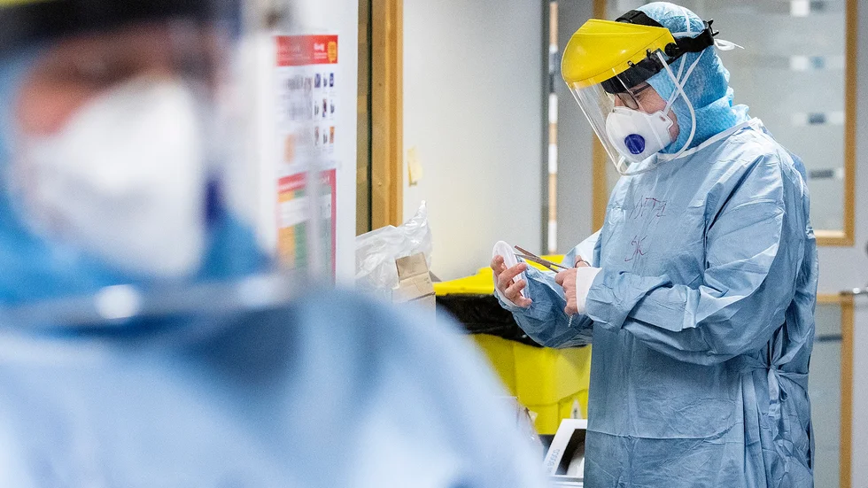 Personal som inte vaccinerar sig borde jobba med full skyddsmundering, menar skribenten.