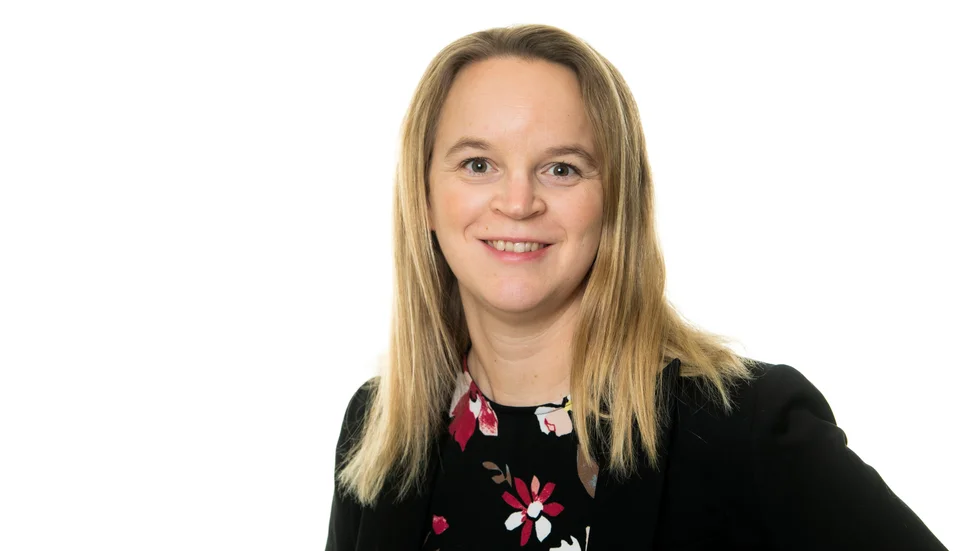  Malin Estelli, kommunikationschef på Hitachi energy, hoppas mycket på de nya kompositstolparna. 