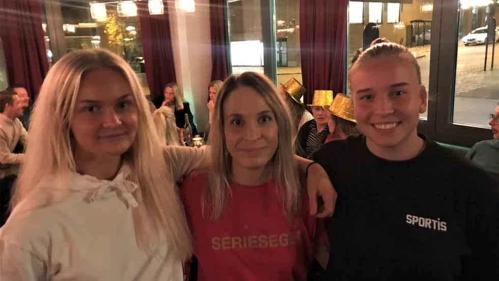 Boren till ettan och visst blev det lite bankett på en restaurang i Motala på lördagen. Här ses spelarna Lydia Vaggelyr, Emelie Franzén och Emina Trumic som ni möter i videosnack.
