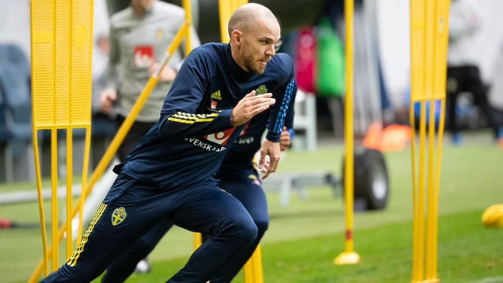 Marcus Danielson missar de avslutande VM-kvalen. Han måste tillbaka till Kina och sitta i karantän i flera veckor.