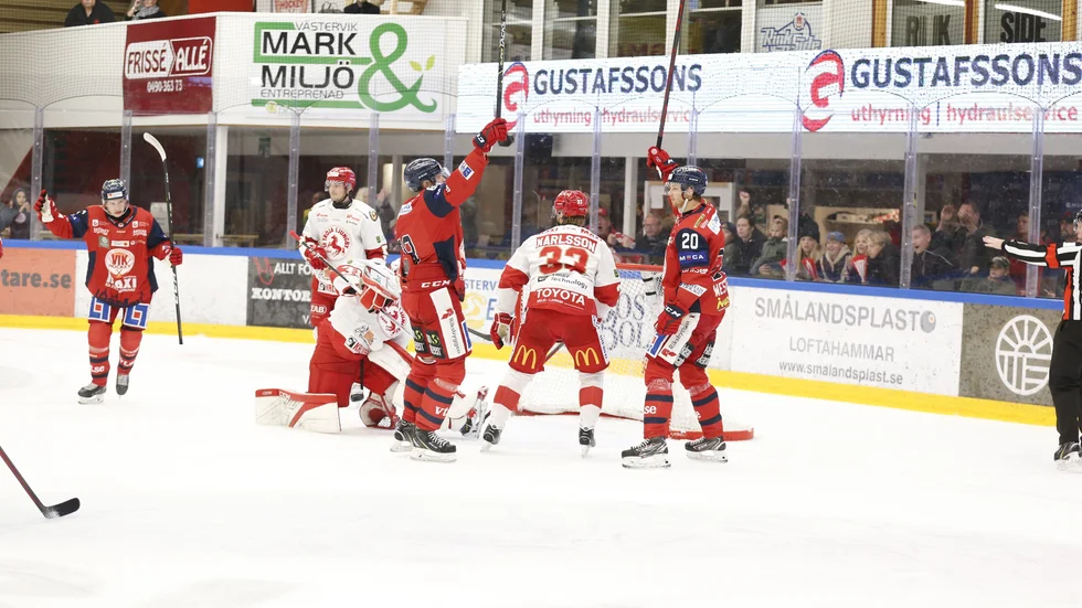 VIK jublar sedan Joakim Hagelin gjort 1-0.