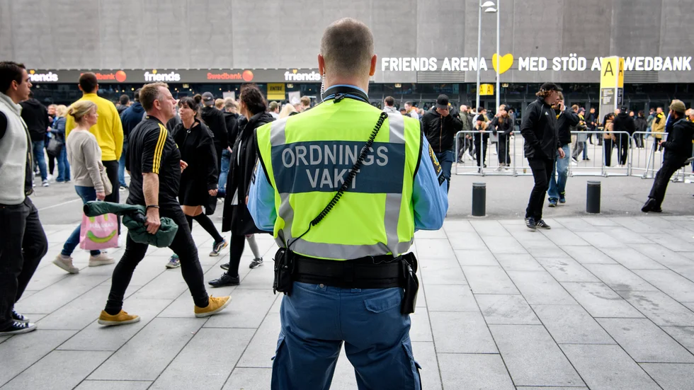 En ordningsvakt utanför Friends Arena i Solna. Arkivbild.