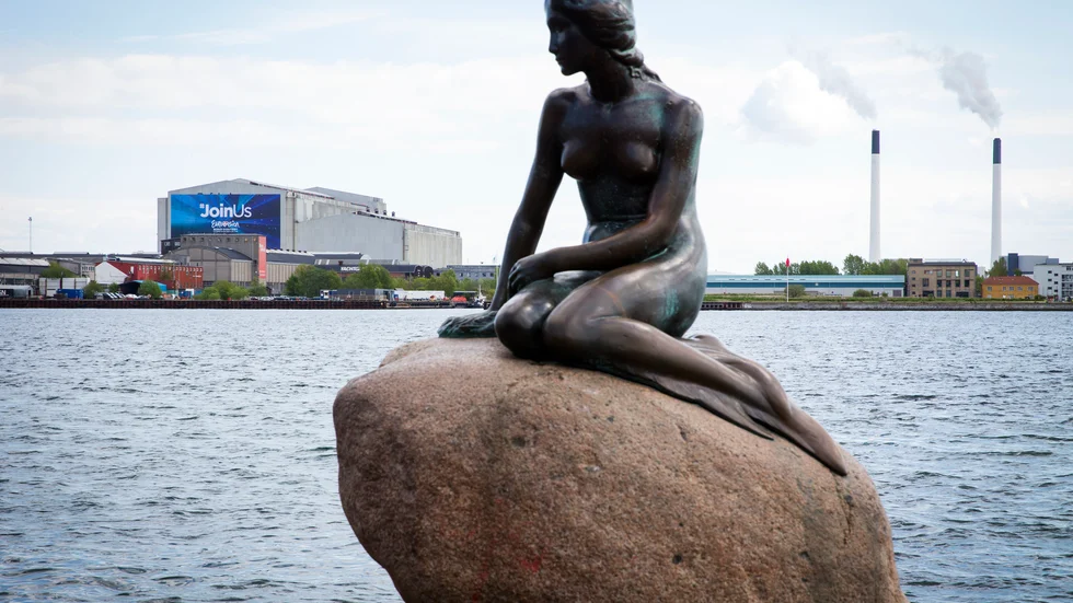 "Den lilla sjöjungfrun" i Köpenhamn är världskänd. Nu kräver upphovsmannen Edvard Eriksens arvingar att ett "plagiat" i danska Asaa genast förstörs. Arkivbild.