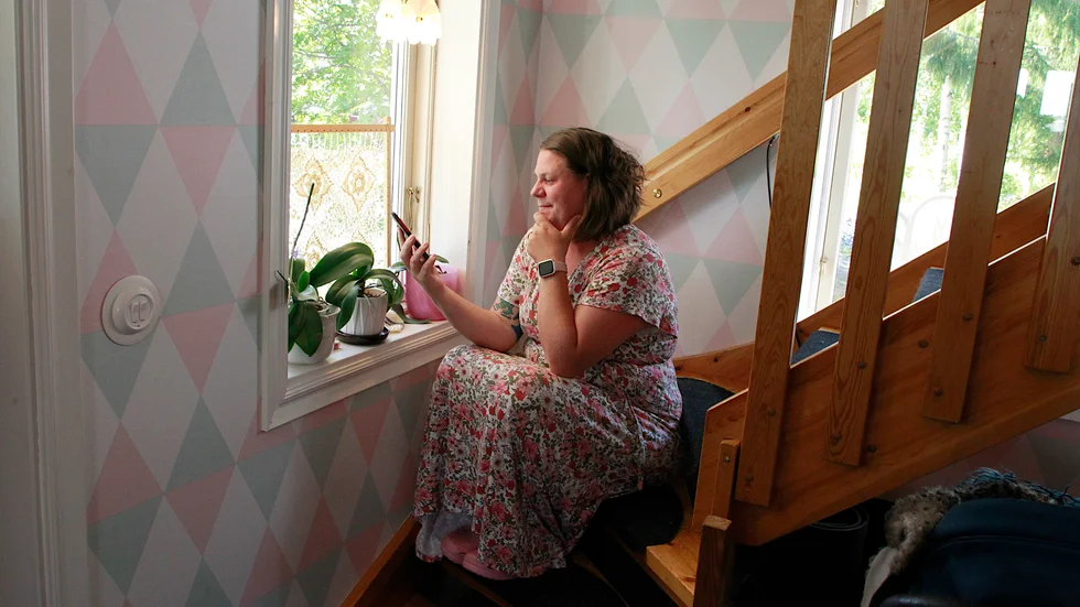 När Piteå-Tidningen besökte Jennie Roslund 2017 var trappan i huset den enda platsen med mottagning. Det är den fortfarande.