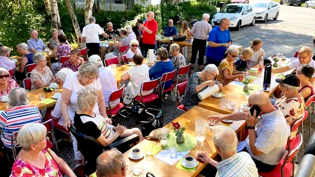 Många medlemmar från PRO Mjölkudden/Notviken hörsammande inbjudan till sommarcafé.