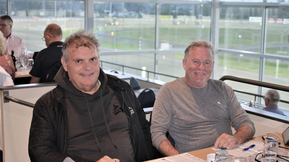 Åke Karlsson och Robert Lindström vid stambordet på Bodentravets restaurang