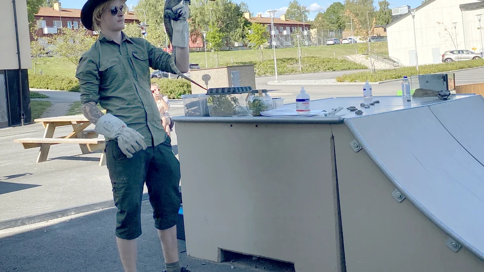 Pontus Hjelm och mangrovevaranen Valle besökte sommarlovsungdomarna i Flen.