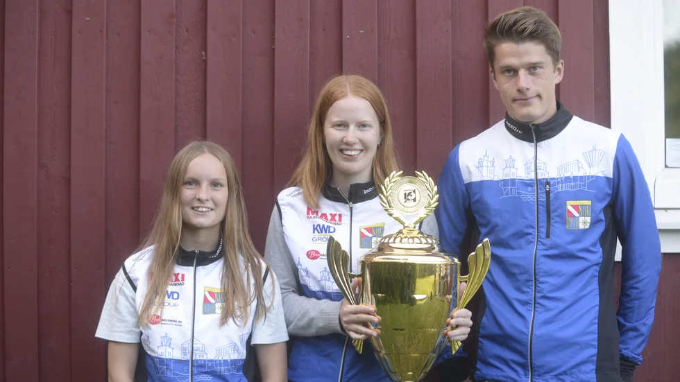 Under söndagen firade NOK segern i ungdomens tiomila. Här är Frida Jarding, Caroline Guttke och Philip Carlsson som var med i det vinnande laget. 