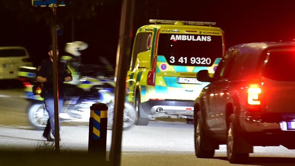 Ett stort område spärrades av vid ett flerfamiljshus.