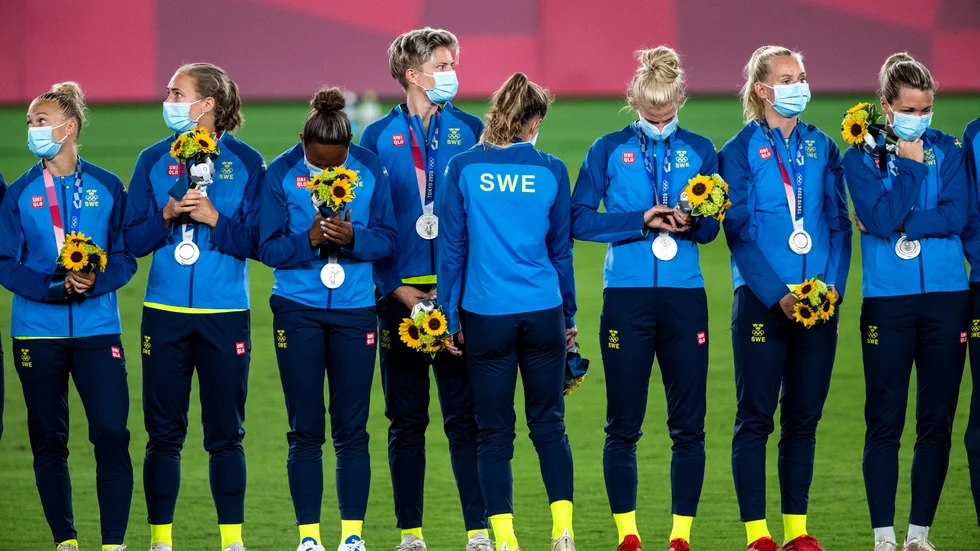 De svenska spelarna med sina silvermedaljer efter förlusten i OS-finalen mot Kanada.