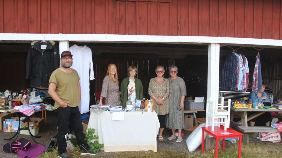 Glada försäljare på Årby gård. Från vänster: Filip Bentzer, Åsa Bentzer, Sigrid Bentzer, Ulla Juhlin och Carina Ytterstene.