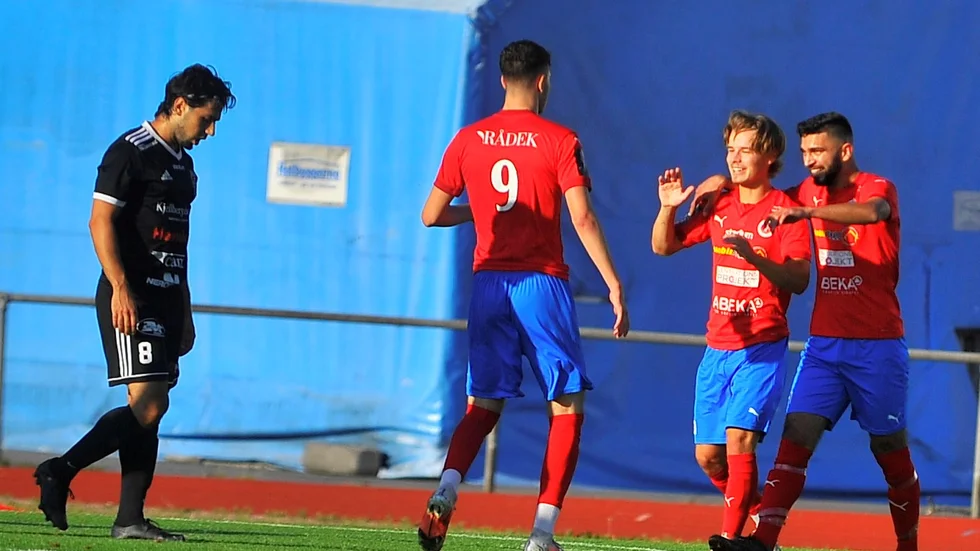 Casper Frisk är på väg att kramas om av Albin Aljic som båda blev målskyttar i Nyköpings BIS 4-0-seger mot Trosa Vagnhärad.