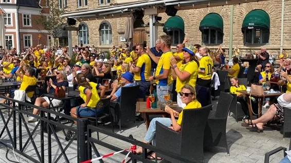 Många har samlats på torget i Vadstena för att se OS-finalen med Vadstenadottern Stina Blackstenius på storbildskärm.