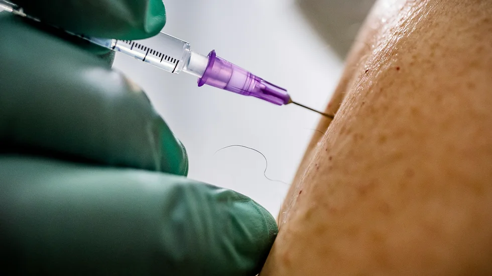 54 procent av tyskarna är fullvaccinerade, däribland denna person som i april fick andra dosen i huvudstaden Berlin.