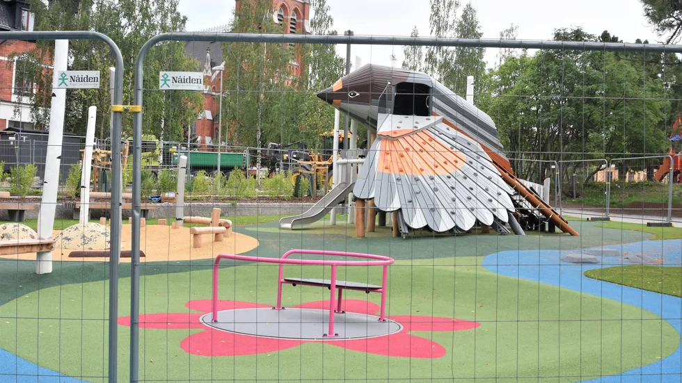 Hela stadsparken utom den nya lekparken är öppnad och klar. Innan stängslet runt lekparken tas bort måste den besiktigas. 