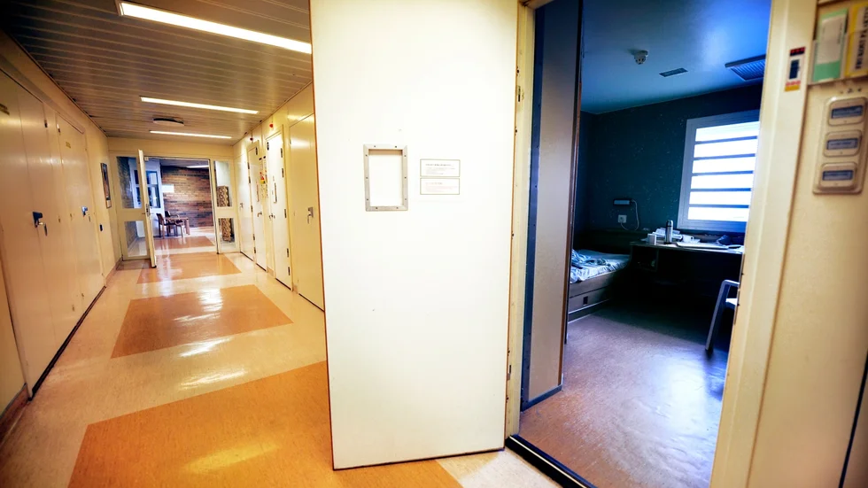 I en månads tid satt mannen oskyldigt häktad i Nyköping. Han vill ha 45 000 kronor för lidandet.