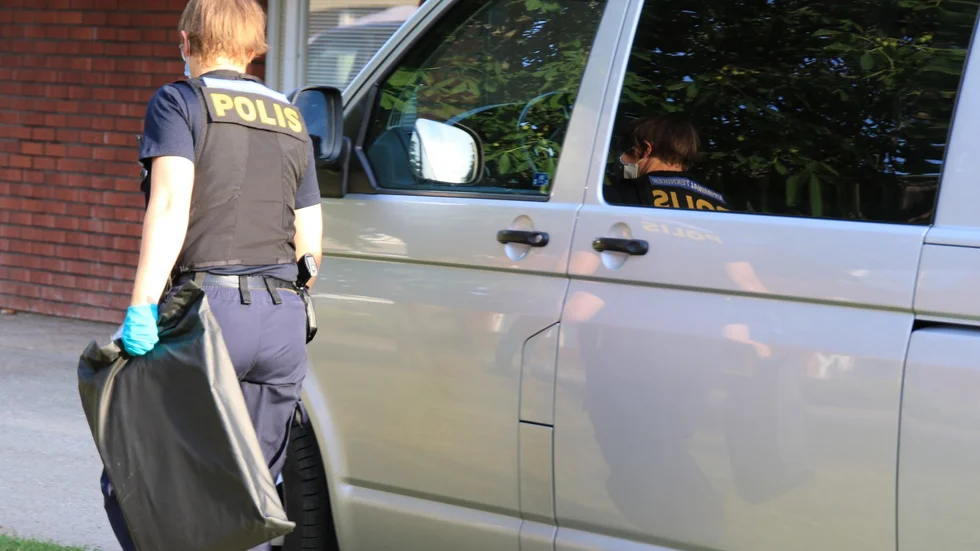 Polisens tekniker arbetar med undersökningen vid mannens bostad.