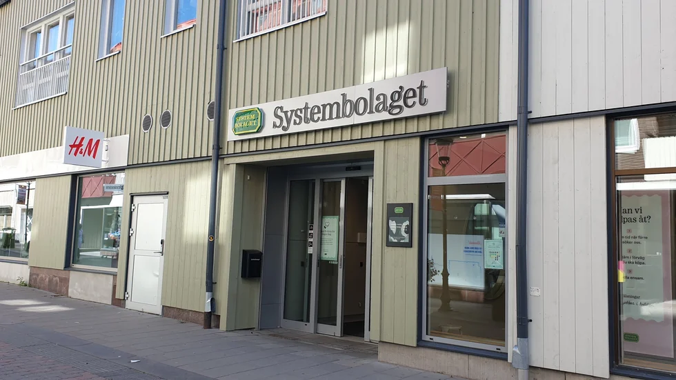 "Det är såklart en utmaning, men vi gör det bästa vi kan av situationen", säger Marcus Wahlström, butikschef på Systembolaget i Piteå.