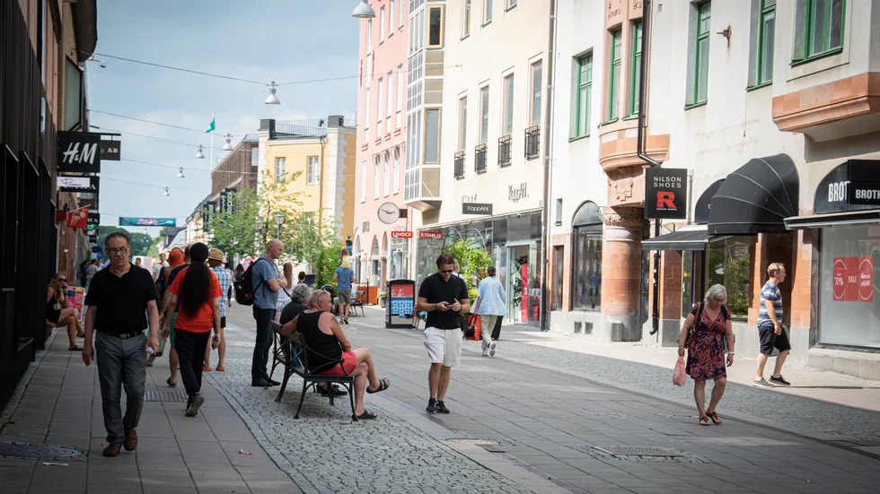 Trots värmen har många sökt sig till city i veckan.