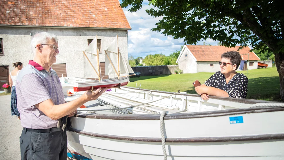 Fredrik och Charlotte Lautmann fick hjälp av yngre generationer med att släpa ut den gamla livräddningsbåten som familjen äger, som en del i lanseringen av hennes bok.
