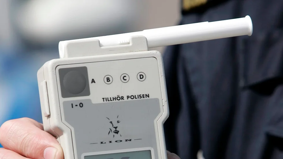 En man åtalas för bland annat grovt rattfylleri efter att ha varit nära att köra på flera personer i Karlshamn. Arkivbild.