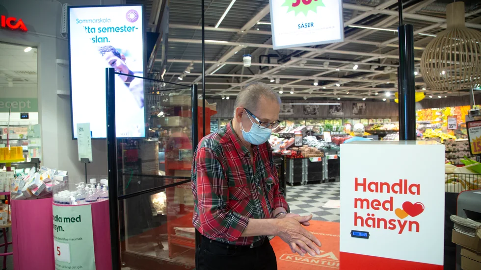 Rolf Nordberg spritar händerna och tar på sig munskydd innan han går in i butikerna. Han tycker öppnandet är på gott och ont. "Vi ska hålla distans och skydda oss."