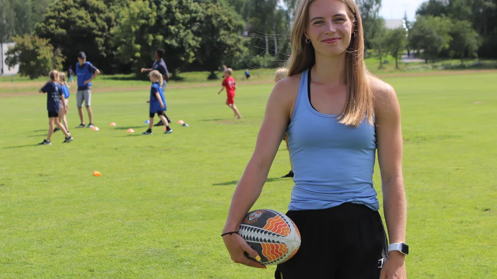 Förra veckan tog Maxine Olsson ledigt från jobbet som hårfrisörska för att jobba som ledare på Summercamp. Men snart flyttas fokus till gymnastiken där Katrineholmstjejen är uttagen i landslaget och EM i december.