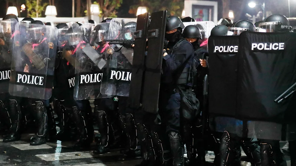 Thailändsk polis använde tårgas, gummikulor och vattenkanoner för att stoppa demonstranter i huvudstaden Bangkok som kräver premiärministerns avgång på söndagen. Arkivbild.