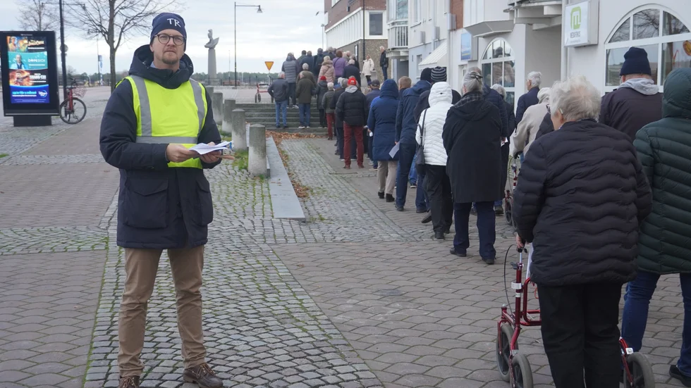 Johan Stark vid Riddarhusläkarna delar ut blanketter i vaccinkön.