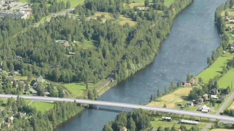 Detta förslag på bro mot Östra leden gjordes 2012. Södra sidan av älven är till höger på bilden.  
