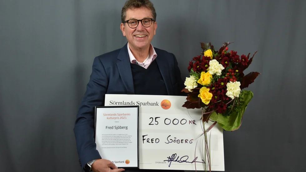 Dirigenten och kulturchefen Fred Sjöberg får Sörmlands sparbanks kulturpris 2021. I utmärkelsen ingår en prissumma på 25 000 kronor och ett verk av silversmeden Anna-Stina Åberg från Nyköping.