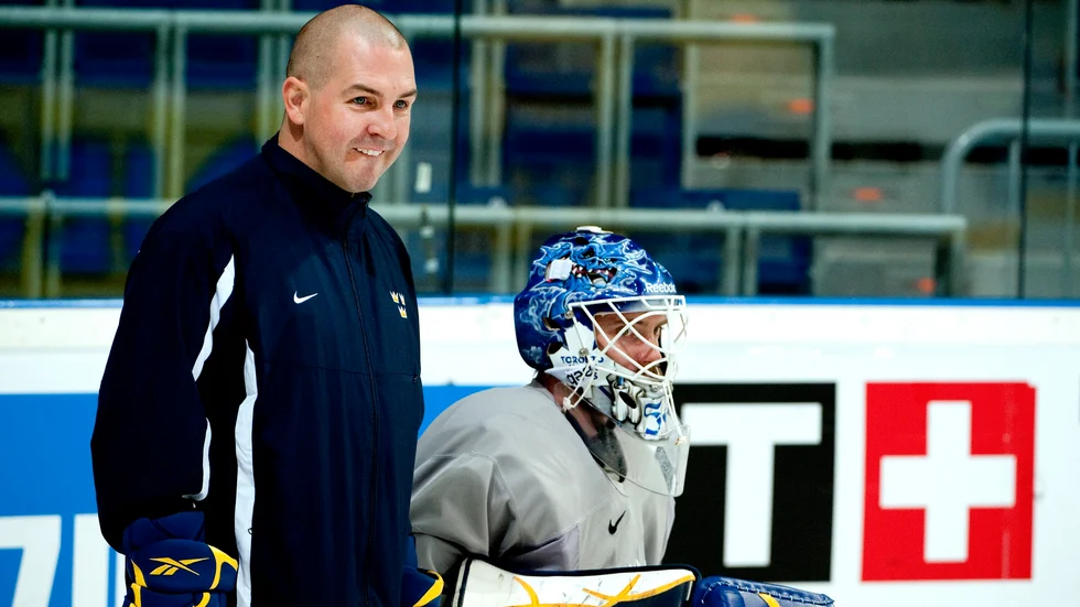 Tv-experten Erik Granqvist har berättat om övergreppen inom svensk ishockey. Nu svarar hans tidigare tränare. På bilden, tagen 2010, ses Granqvist med målvakten Jonas Gustavsson.